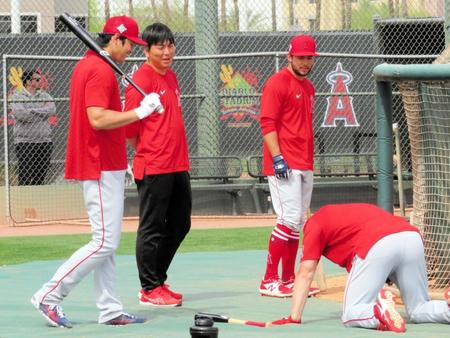 練習の合間にウォルシュ（右）の仕草を見て笑う大谷（撮影・小林