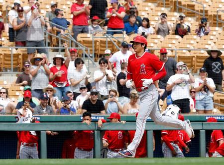 　ホワイトソックス戦の１回、オープン戦初本塁打を放ったエンゼルス・大谷（共同）