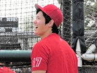打撃練習の合間の笑顔を見せる大谷（撮影・小林信行）
