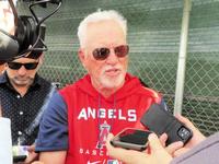 大谷の登板回避について話すマドン監督（撮影・小林信行）