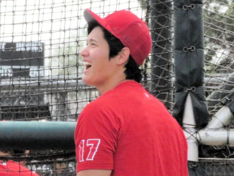 打撃練習の合間の笑顔を見せる大谷（撮影・小林信行）