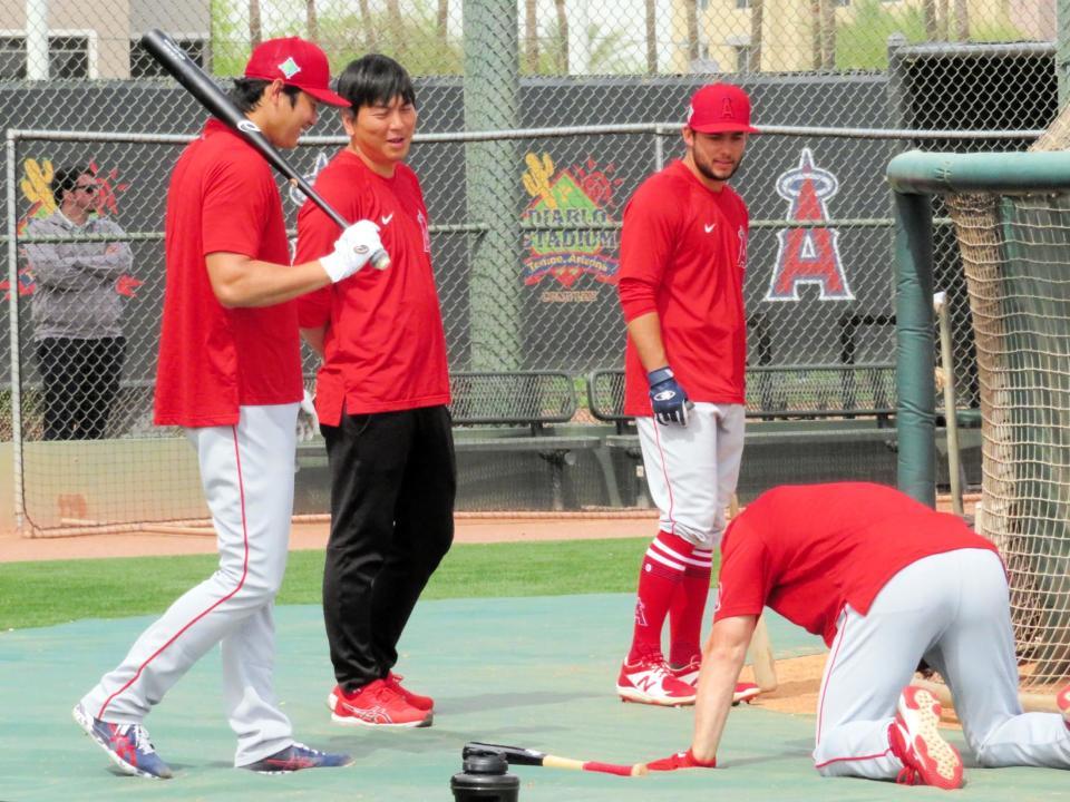 練習の合間にウォルシュ（右）の仕草を見て笑う大谷（撮影・小林