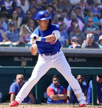 　ロイヤルズ戦の１回、四球を選ぶカブス・鈴木＝メサ（共同）