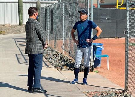 　ピオリアを訪れ、イチローさん（右）と話す松坂大輔さん（共同）