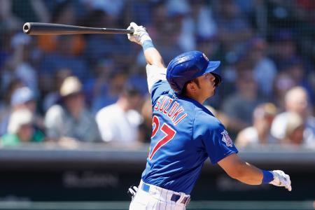 　エンゼルス戦の四回にオープン戦２号となる２ランを放つにカブスの鈴木誠也＝２日、メサ（ゲッティ＝共同）