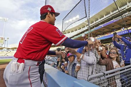 　サインの求めに応じる大谷（ＡＰ＝共同）