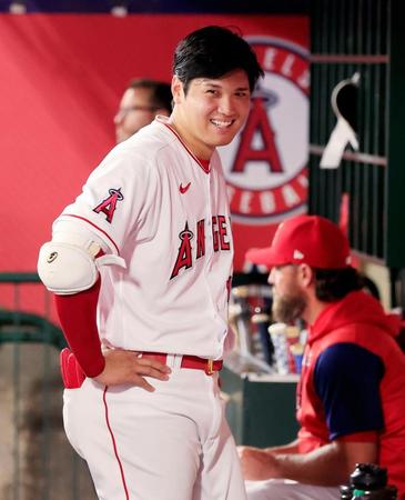 　ベンチで笑顔を見せる大谷