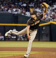 　ダイヤモンドバックスとの開幕戦に先発し、６回を無安打無失点と好投したパドレスのダルビッシュ＝フェニックス（共同）