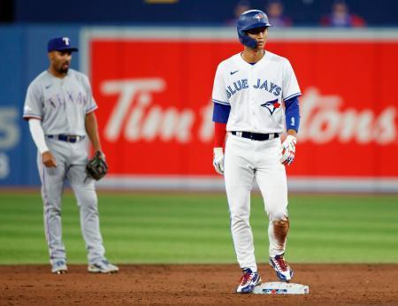 　レンジャーズ戦の８回、代走でメジャー初出場を果たしたブルージェイズ・加藤＝トロント（ゲッティ＝共同）
