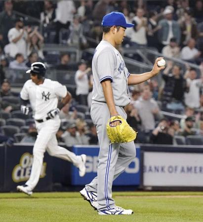 　２回、ヒックス（左）に先制２ランを浴びたブルージェイズ・菊池＝ニューヨーク（共同）