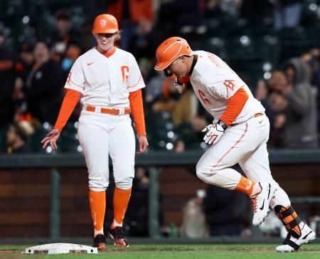 　パドレス戦で女性としてメジャー史上初めて一塁コーチを担った、ジャイアンツのアシスタントコーチを務めるアリサ・ナッケンさん（左）＝サンフランシスコ（ゲッティ＝共同）