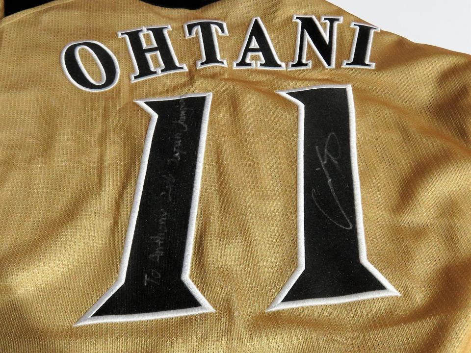 　大谷が当時つけていた背番号「１１」にメッセージとサインをリクエストした（撮影・小林信行）