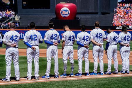 　試合前の国歌斉唱で背番号「４２」のユニホームで整列するメッツの選手たち＝１５日、ニューヨーク（ＡＰ＝共同）