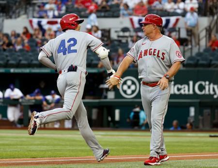 　レンジャーズ戦の１回、今季１号となる先頭打者本塁打を放ったエンゼルス・大谷＝アーリントン（共同）