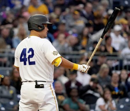 　米大リーグの「ジャッキー・ロビンソン・デー」で背番号「４２」をつけたパイレーツの筒香嘉智＝１５日、ピッツバーグ（共同）