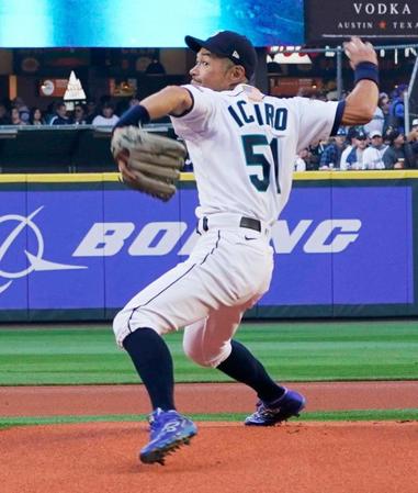 始球式を務めるイチローさん