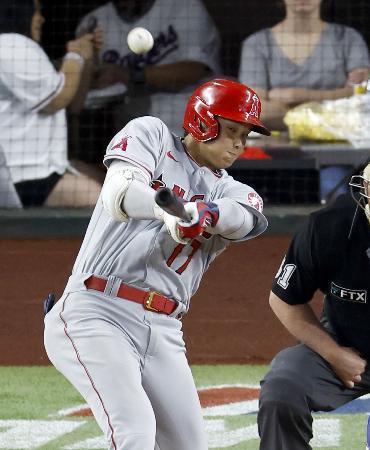 　レンジャーズ戦の８回、２試合連続となる３号２ランを放つエンゼルス・大谷＝アーリントン（共同）