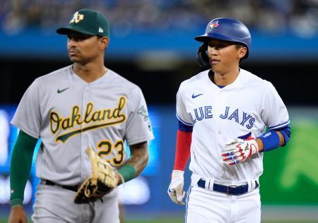 　アスレチックス戦の９回に代走で出場したブルージェイズ・加藤（右）＝トロント（カナダ通信提供・ＡＰ＝共同）