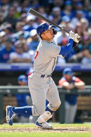 　ロッキーズ戦の７回、４号ソロを放つカブス・鈴木＝デンバー（ゲッティ＝共同）