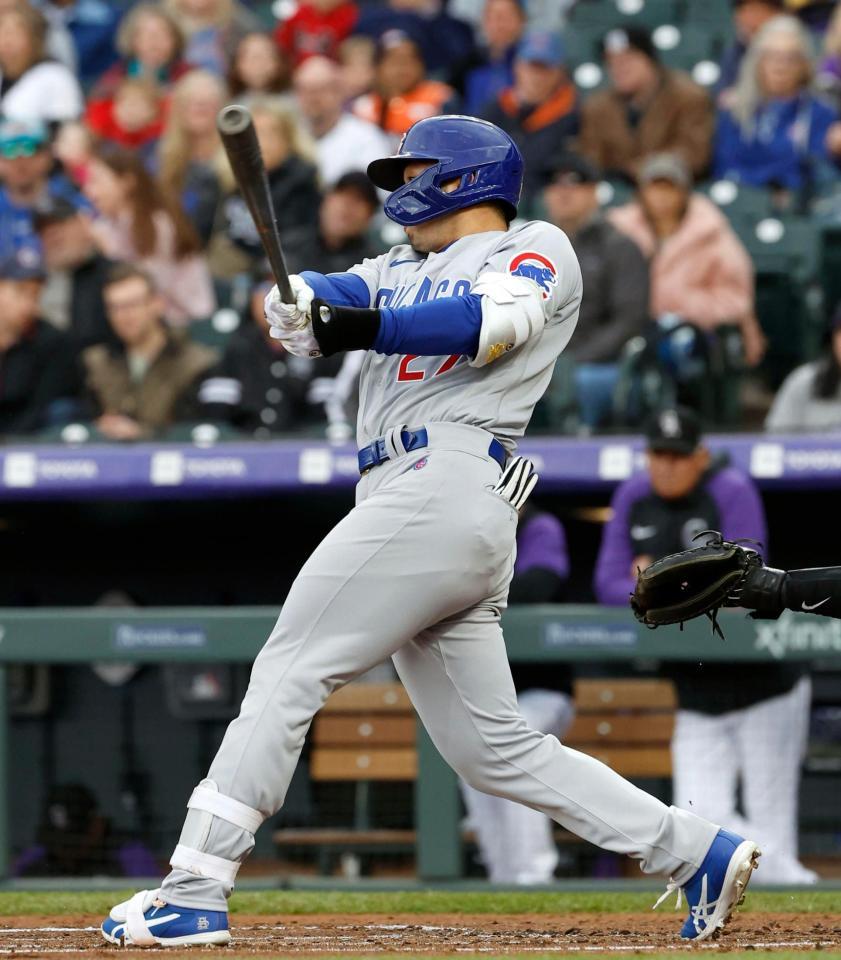 　ロッキーズ戦の２回、二塁打を放つカブス・鈴木＝デンバー（共同）