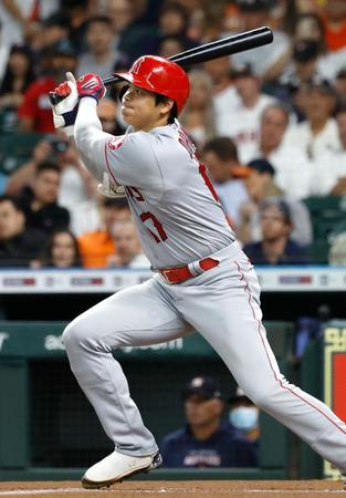 アストロズ戦の１回、中飛に倒れるエンゼルス・大谷＝ヒューストン（共同）