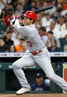 アストロズ戦の１回、中飛に倒れるエンゼルス・大谷＝ヒューストン（共同）