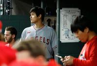 アストロズ戦の１回、中飛に倒れベンチに戻ったエンゼルス・大谷＝ヒューストン（共同）