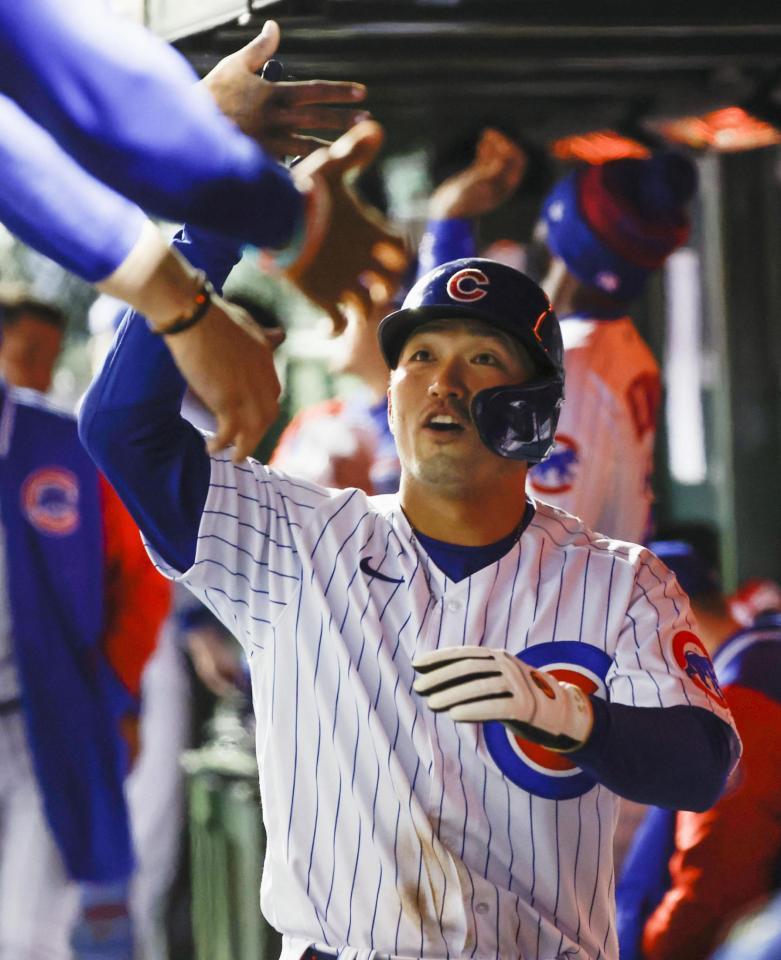 　７回、ハップの適時打で生還しベンチで迎えられる鈴木（共同）