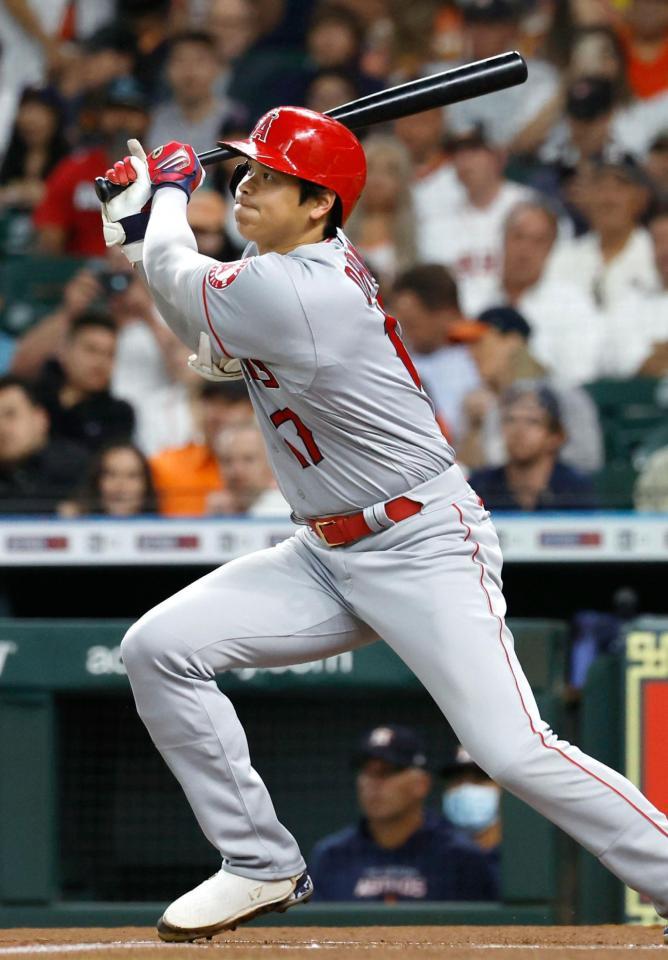 アストロズ戦の１回、中飛に倒れるエンゼルス・大谷＝ヒューストン（共同）