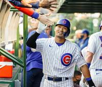 　２回、三ゴロで打点を挙げベンチで迎えられる鈴木（共同）