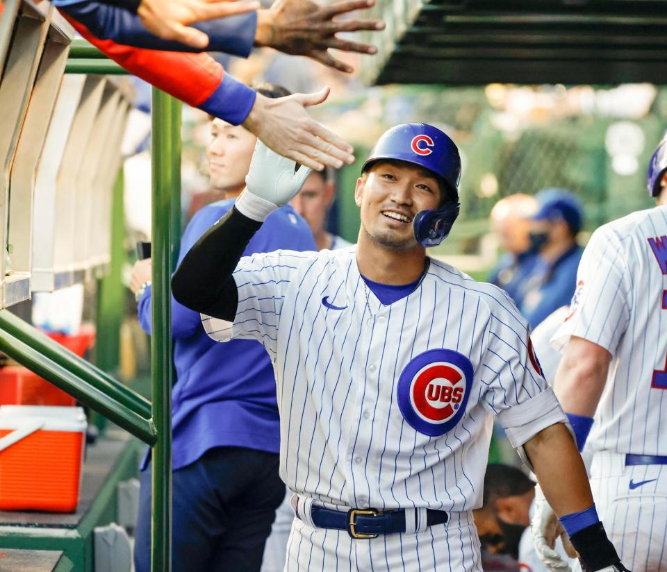 　２回、三ゴロで打点を挙げベンチで迎えられる鈴木（共同）