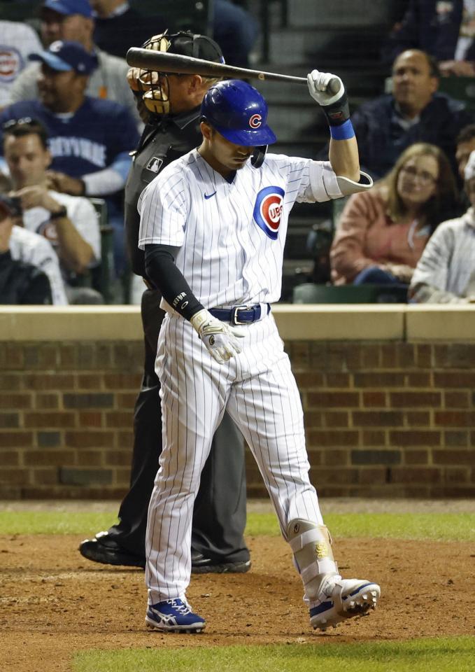 　７回、空振り三振に倒れた鈴木（共同）