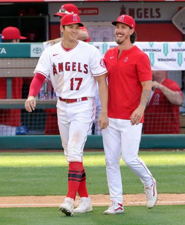 勝利し笑顔の大谷（左）＝アナハイム（共同）