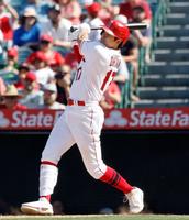 ７回、右前打を放つ大谷＝アナハイム（共同）