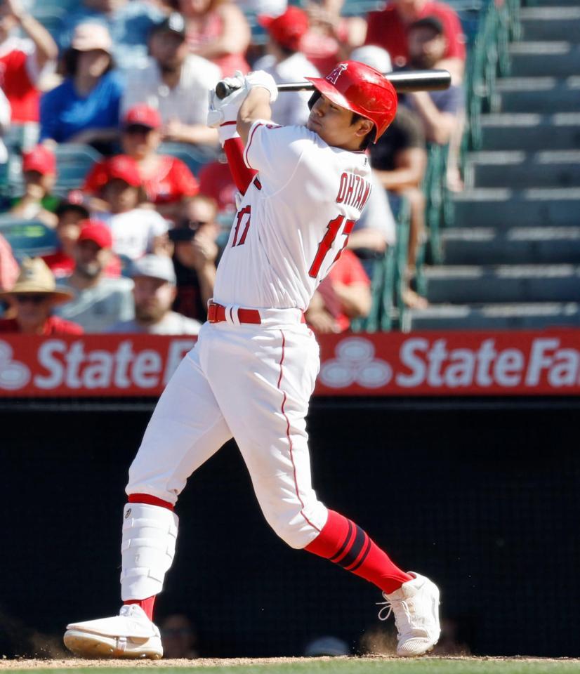 ７回、右前打を放つ大谷＝アナハイム（共同）