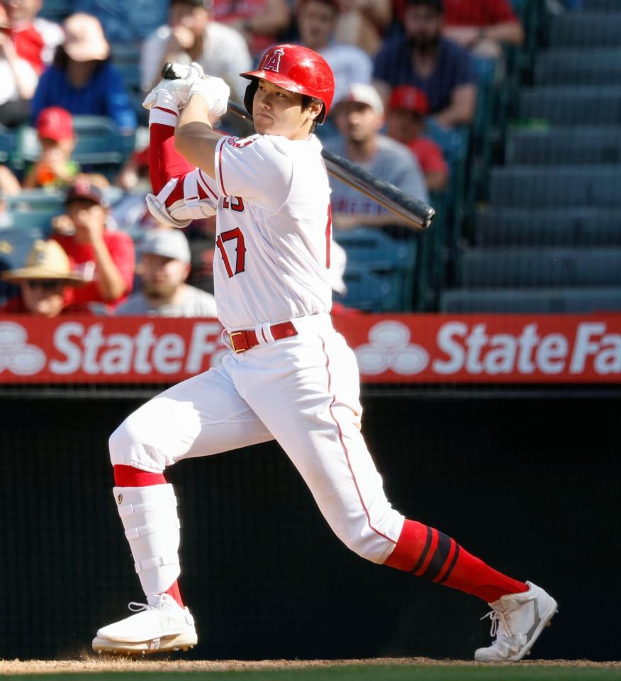 ８回、中前打を放つ大谷＝アナハイム（共同）