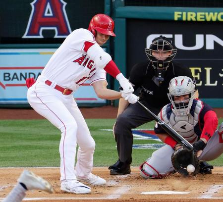 ガーディアンズ戦の１回、空振り三振に倒れるエンゼルス・大谷＝アナハイム（共同）