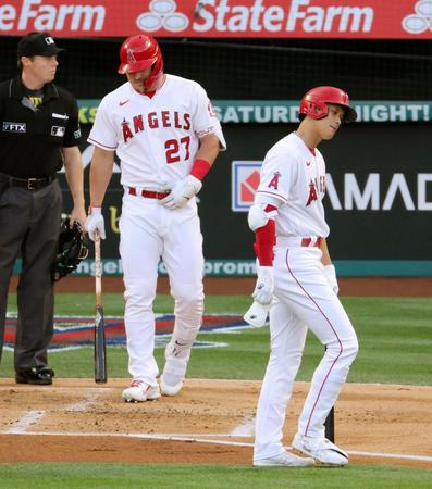 ガーディアンズ戦の１回、空振り三振に倒れたエンゼルス・大谷。左は次打者トラウト＝アナハイム（共同）