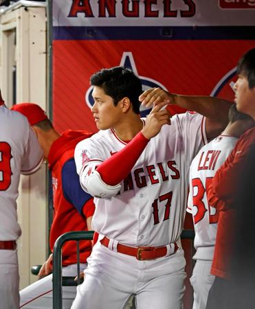 ベンチで打撃フォームを確認するエンゼルス・大谷＝アナハイム（共同）