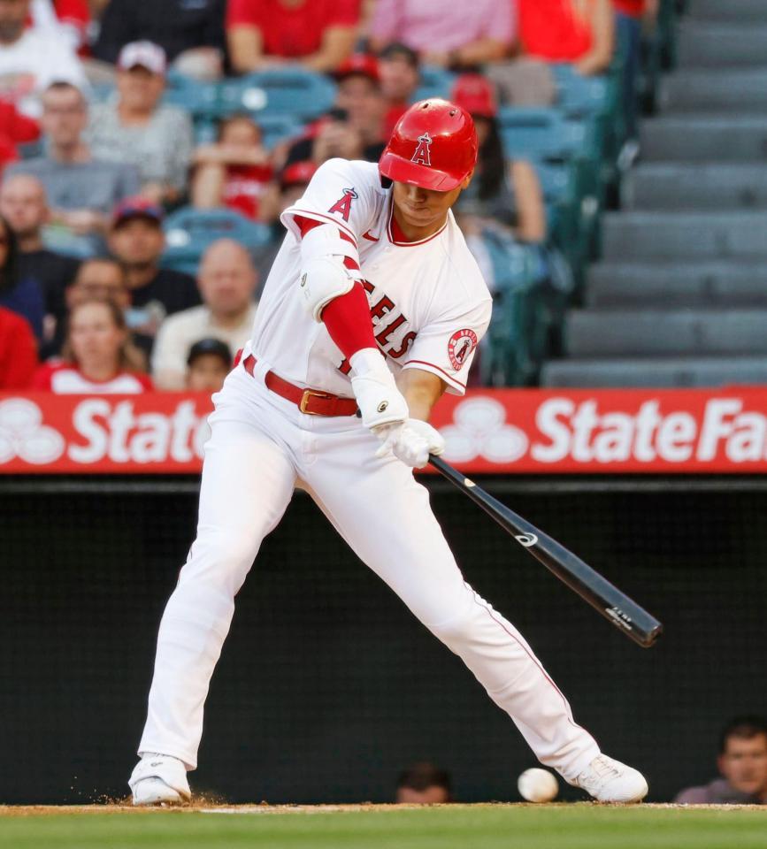 ガーディアンズ戦の１回、空振り三振に倒れるエンゼルス・大谷＝アナハイム（共同）