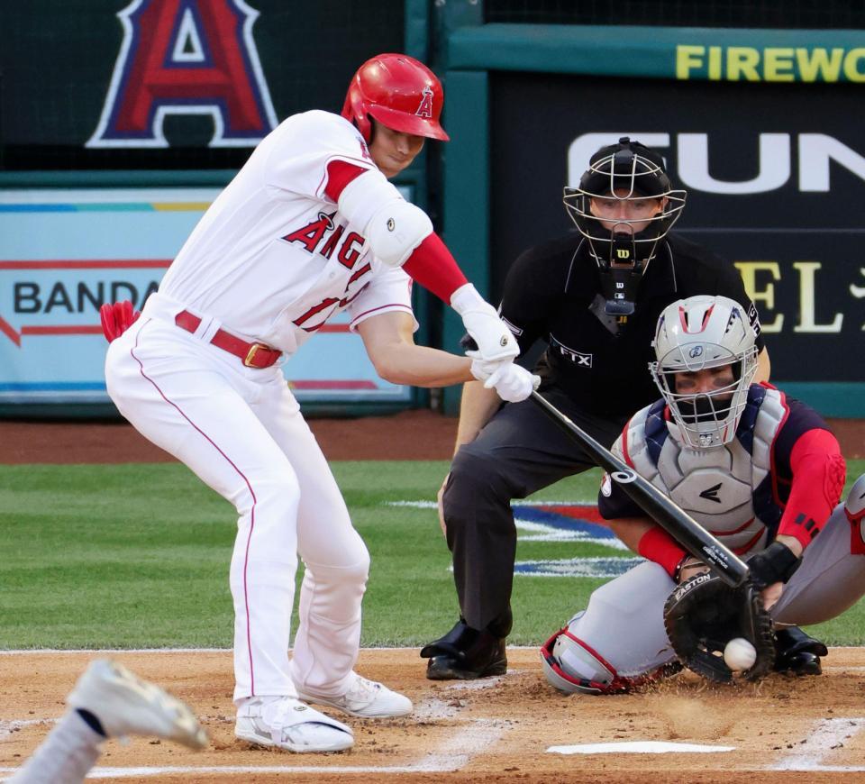 ガーディアンズ戦の１回、空振り三振に倒れるエンゼルス・大谷＝アナハイム（共同）