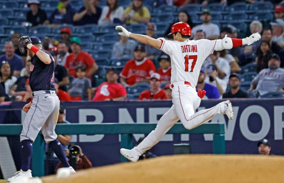 ガーディアンズ戦の５回、遊ゴロに倒れ一塁に駆け込むエンゼルス・大谷（17）＝アナハイム（共同）