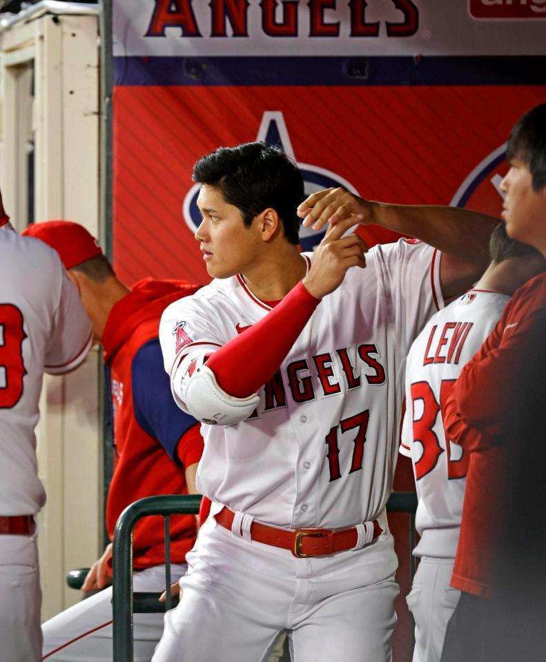 ベンチで打撃フォームを確認するエンゼルス・大谷＝アナハイム（共同）