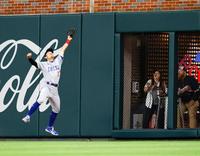 ブレーブス戦の６回、ディカーソンの右飛を好捕するカブス・鈴木＝アトランタ（共同）