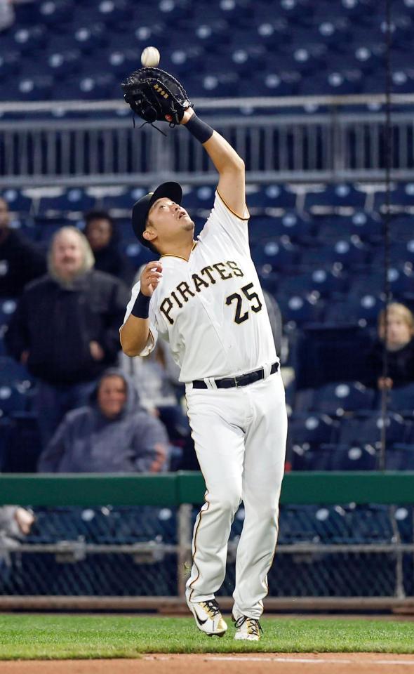 ブルワーズ戦の５回、イエリチの邪飛を捕球するパイレーツ一塁手・筒香＝ピッツバーグ（共同）