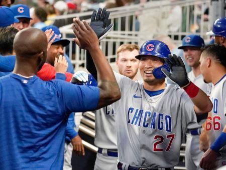 　ブレーブス戦の３回、ハップの犠飛で生還し、迎えられるカブス・鈴木＝アトランタ（ＡＰ＝共同）