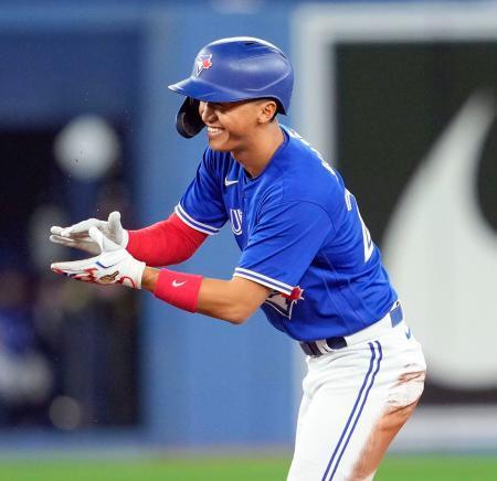 　レッドソックス戦の４回、メジャー初安打となる二塁打を放ち、喜ぶブルージェイズ・加藤＝トロント（ゲッティ＝共同）