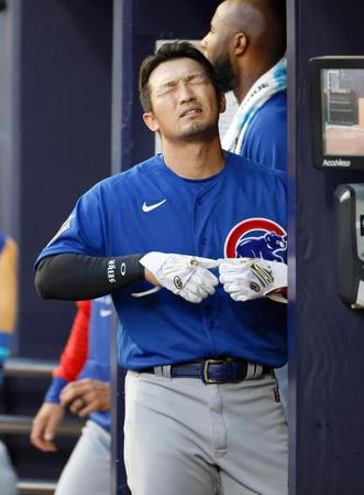 　３回、三ゴロに倒れベンチで悔しがるカブス・鈴木