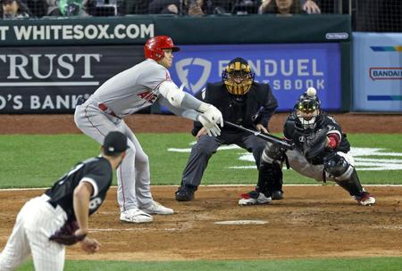 　８回、中前打を放つエンゼルス・大谷＝シカゴ（共同）