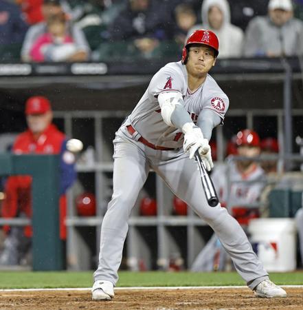 　８回、中前打を放つエンゼルス・大谷＝シカゴ（共同）